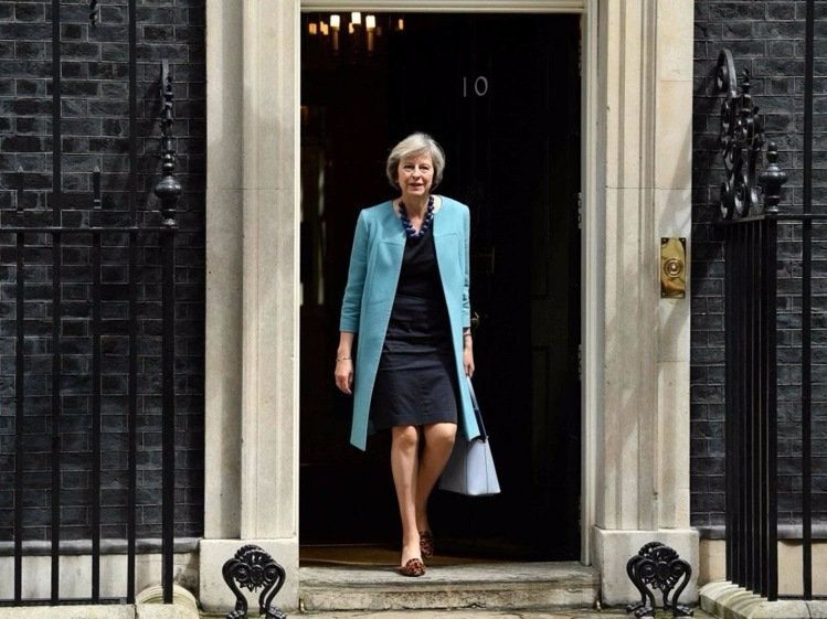 梅姨觐见女王穿的豹纹小高跟已成爆款，来跟首相学穿搭！