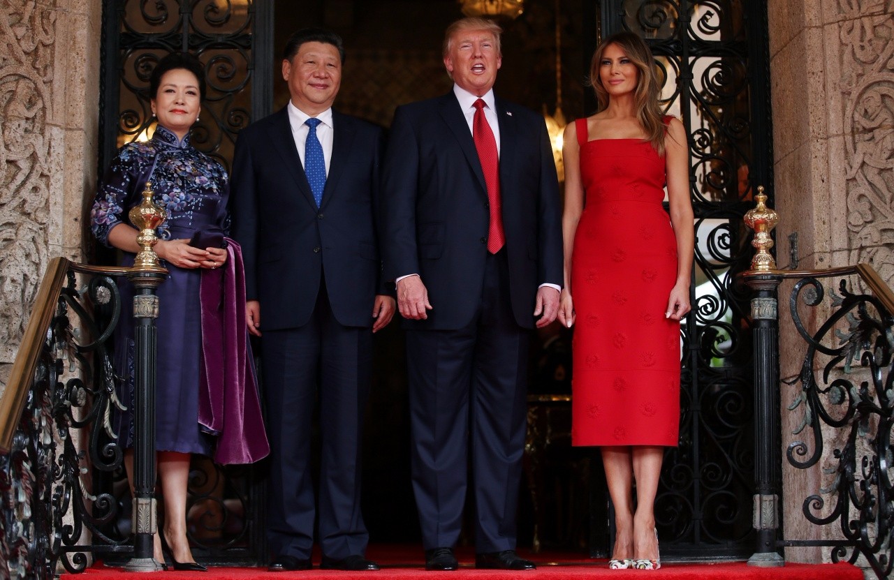 就为穿好中国红，美国第一夫人们得罪了多少本土设计师…