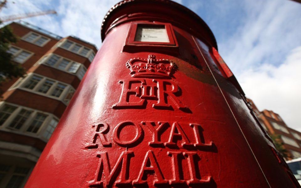 英国黑帮雇用皇家邮政员工偷银行卡，一年上万人中招！