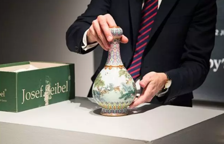 中国花瓶在法卖1.2亿! 意大利键盘侠炸了: 跟我奶奶的夜壶一样