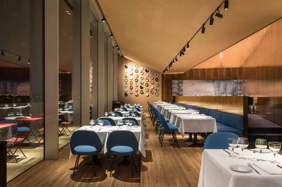 Prada开起史上最酷餐厅,摆满世界级艺术家作品,全景露台 还'挖'了个顶级厨师