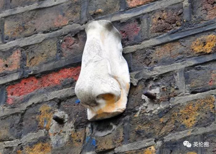 伦敦街边墙上藏着35个鼻子，21年来被揪下28个...