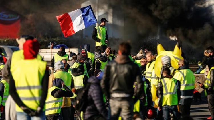 巴黎中心被毁，政府仍旧沉默，起义氛围浓厚，法国能否平稳度过12月？