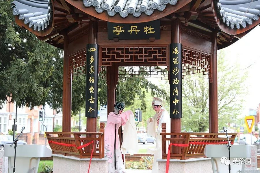 莎翁455岁生日，中国人在英国给他修了座六角亭，还唱起了戏…