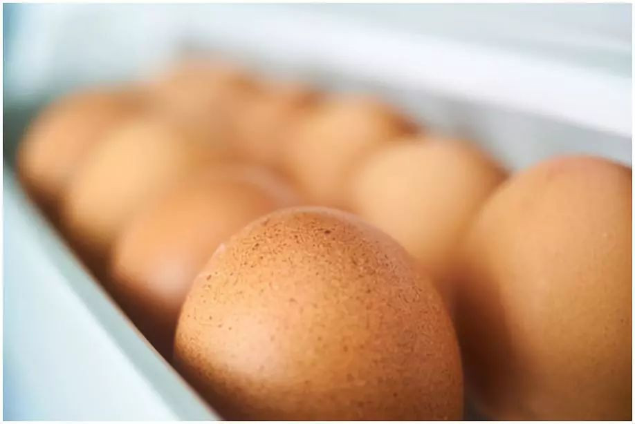 原来鸡蛋不可以放在冰箱门上?! 这12种天天都在吃的食物, 千万别再错放进冰箱啦！