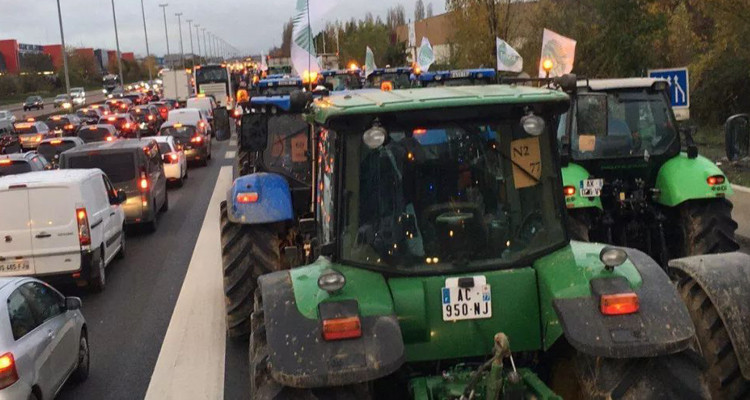 上千辆拖拉机“入侵”巴黎，香榭丽舍大道成稻草海洋，法国农民真的怒了！
