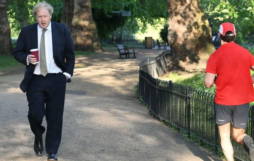 英国首相出院后跑公园减肥，各部长却焦头烂额？5岁以上有症状者都能测新冠了！