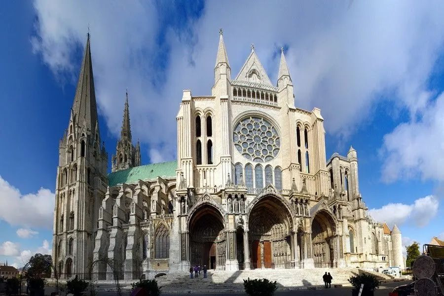 梦魇再现！法国南特大教堂失火，别让这些“百年教堂”再成意难平！
