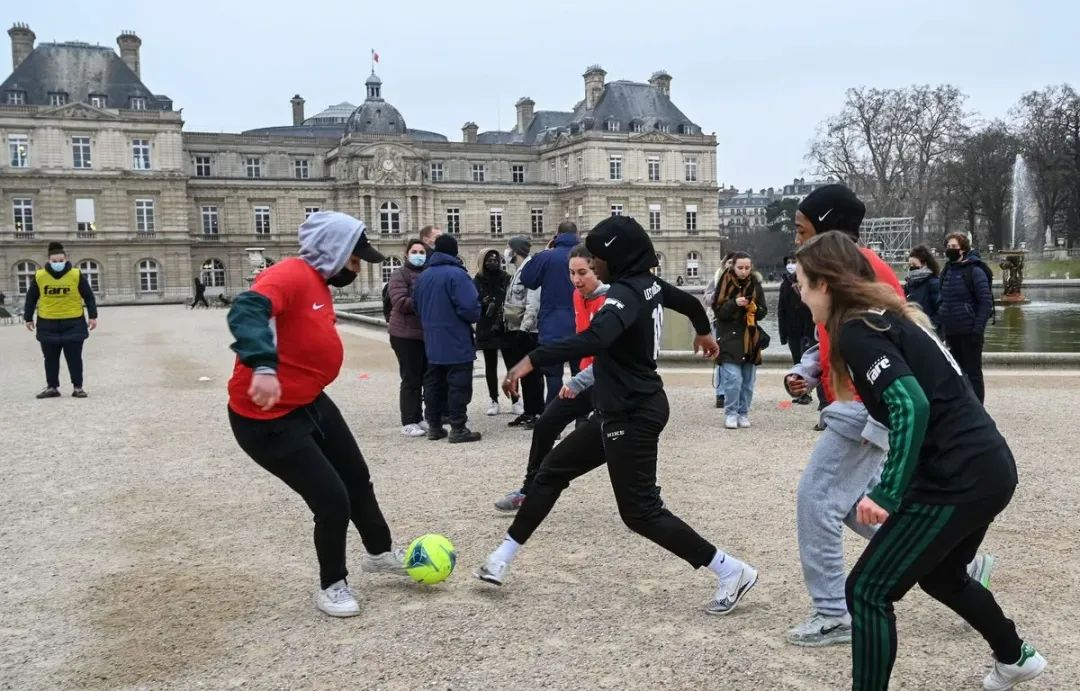 穆斯林女足球员戴头巾比赛是“自由”还是倒退？内政部长：别挑事！足协：要中立