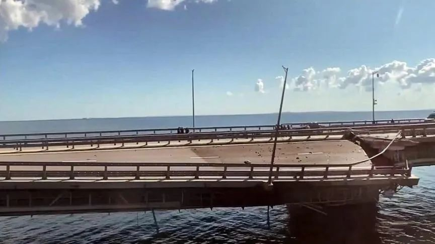 克里米亚大桥再遭袭，乌官员：这桥很多余！俄中止黑海谷物倡议，欧美谴责