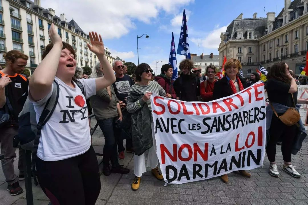 法国政界激辩移民法案！75万无证劳工待合法化：“再工业化没移民不行！”