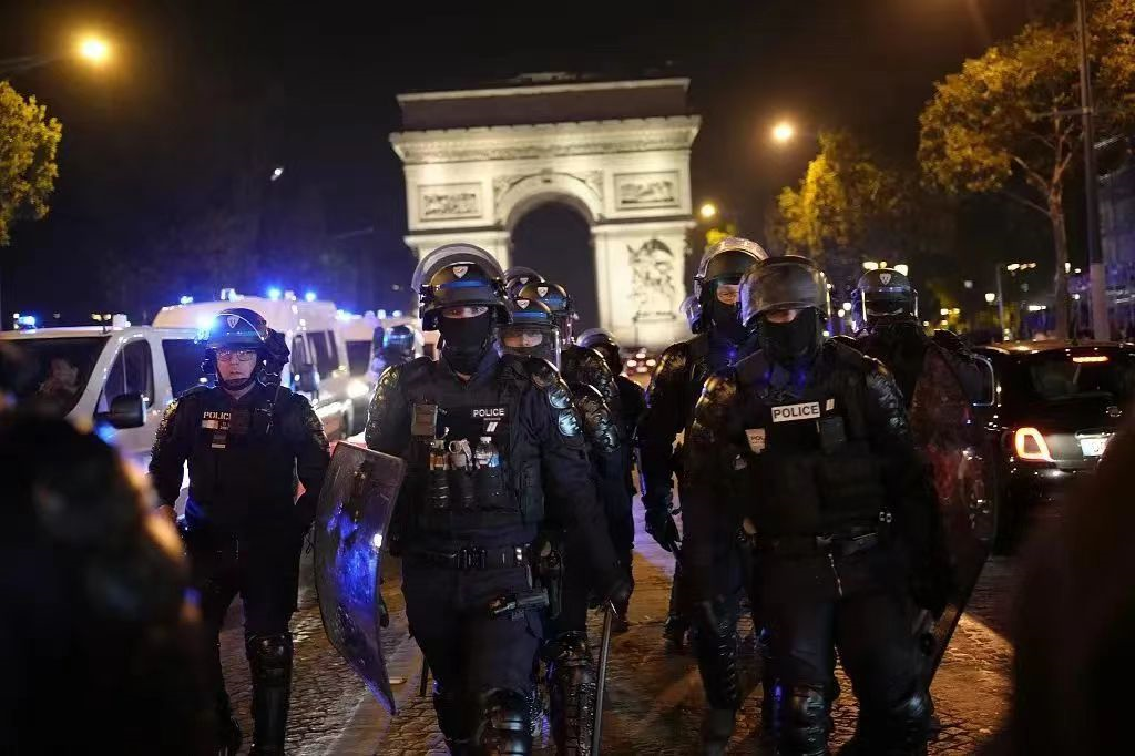 惊魂！埃菲尔铁塔附近突发恐怖袭击，游客一死二伤！巴黎奥运会还能安全举办吗？