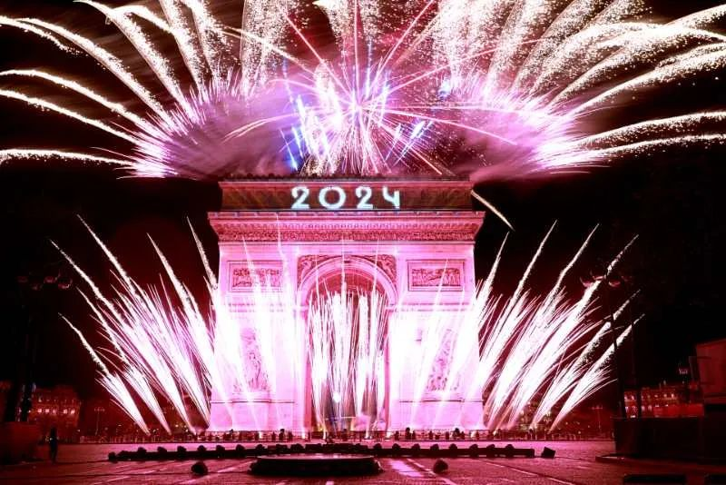 百万人涌进香街！巴黎跨年夜获好评，但错失世界纪录！马克龙致辞法国“盛世”
