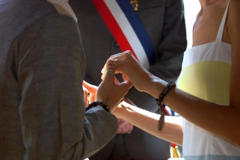 法国结婚“冷静期”登记创新高：年轻人认真同居简单分手，还不受性别束缚