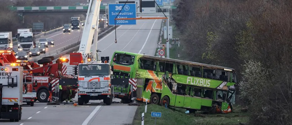 多人死亡！德国网红巴士Flixbus发生侧翻，媒体披露蹊跷细节，司机有重大嫌疑