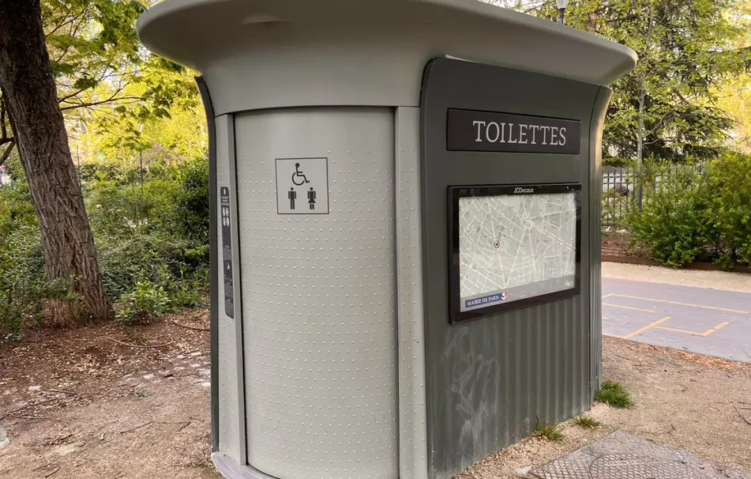 巴黎街头“一厕难求”？奥运会期间将实现“厕所自由”！这些地方还可免费如厕！